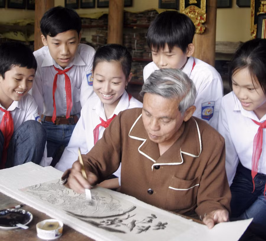 Học sinh Trường THCS Song Hồ (Thuận Thành, Bắc Ninh) tham quan thực tế vẽ tranh Đông Hồ