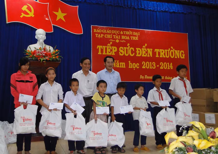 Báo GD&amp;TĐ đến với trò nghèo vùng cao Đạ Huoai