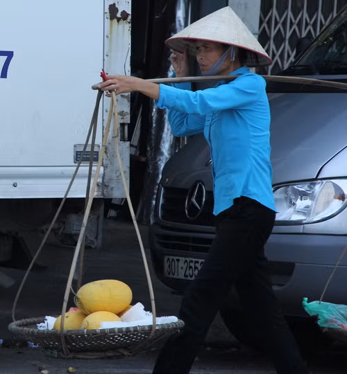 Những gánh hàng rong len lỏi phố phường Hà Nội Những gánh hàng rong len lỏi phố phường Hà Nội