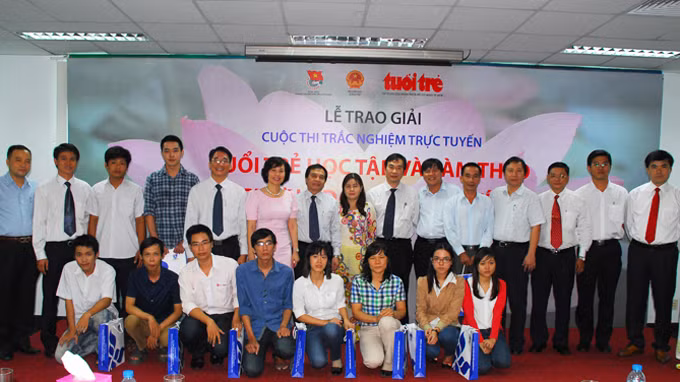 Các thí sinh đoạt giải vòng 2, chụp hình kỉ niệm với ban tổ chức.jpg