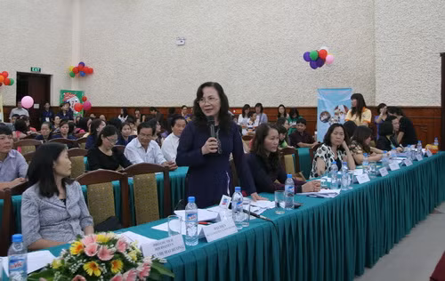 Thứ trưởng Bộ GD&ĐT Nguyễn Thị Nghĩa trả lời thắc mắc của các em