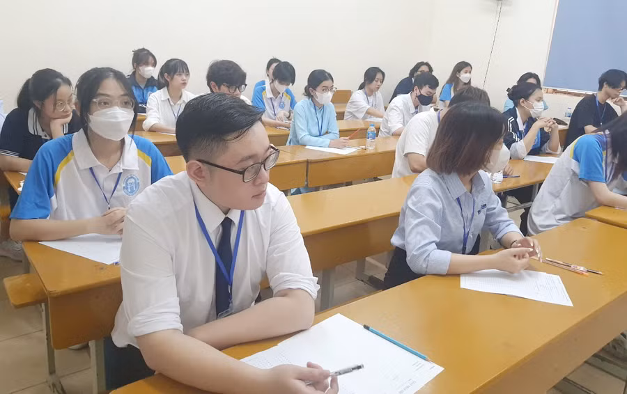 Thí sinh trong phòng thi tiếng Anh.