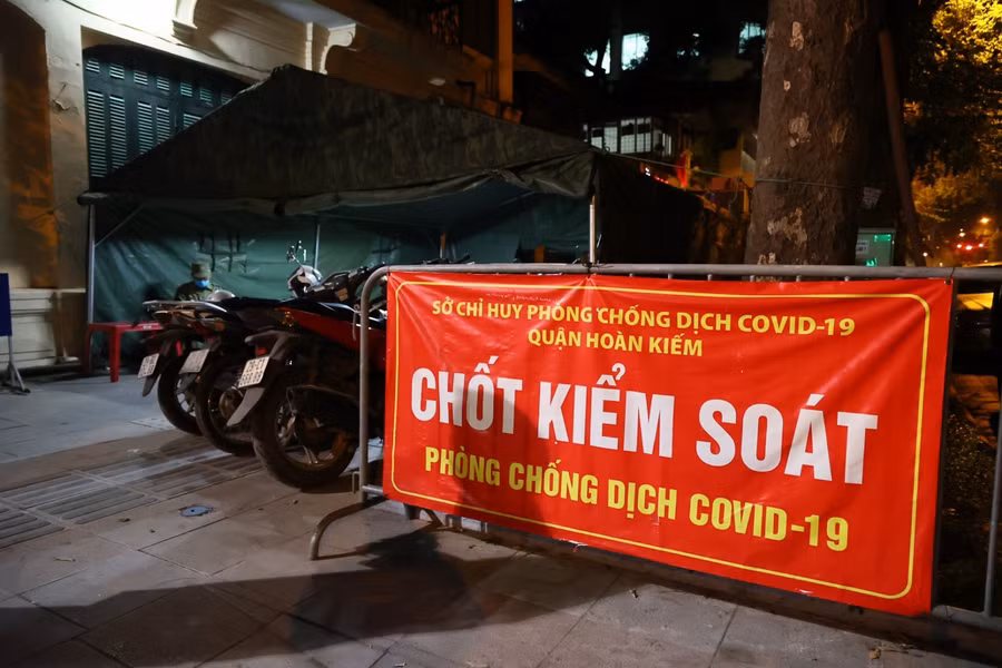 Hà Nội xuyên đêm lắp đặt trạm y tế lưu động điều trị F0 trong nội thành ảnh 1