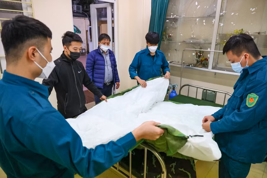 Dự kiến từ tối 14/12, Trạm y tế lưu động tại địa chỉ số 9 phố Hai Bà Trưng (phường Tràng Tiền, quận Hoàn Kiếm) đi vào hoạt động, có khả năng thu dung, điều trị cho 200 bệnh nhân.