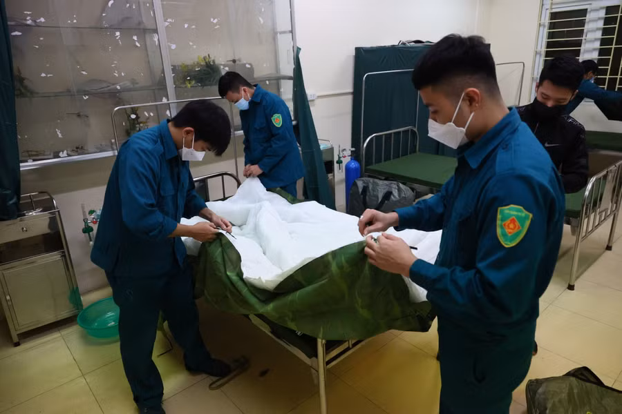Quận Hoàn Kiếm có diện tích khá chật hẹp, mật độ dân số cao nhưng địa phương cũng đã cố gắng khắc phục khó khăn; qua khảo sát, địa phương đã lựa chọn các trường mầm non, tiểu học trên địa bàn để thành lập các cơ sở thu dung. Ông Nguyễn Quốc Hoàn cho biết thêm.