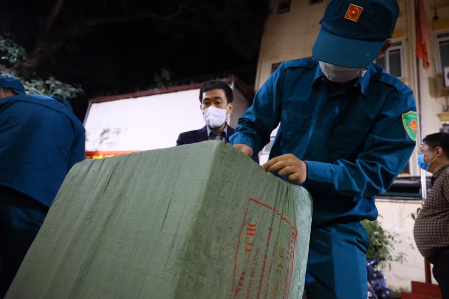 Hà Nội xuyên đêm lắp đặt trạm y tế lưu động điều trị F0 trong nội thành ảnh 5