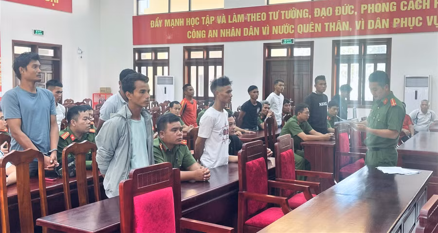Cơ quan CSĐT thi hành quyết định khởi tố đối với các đối tượng (ảnh: TrM). Cơ quan CSĐT thi hành quyết định khởi tố đối với các đối tượng (ảnh: TrM).