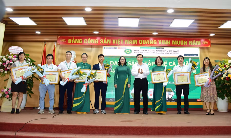 Vinh danh khen thưởng các giảng viên có thành tích trong nghiên cứu khoa học