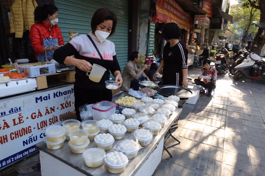 Người dân Hà Nội xếp hàng mua bánh trôi, bánh chay ngày Tết Hàn thực ảnh 9