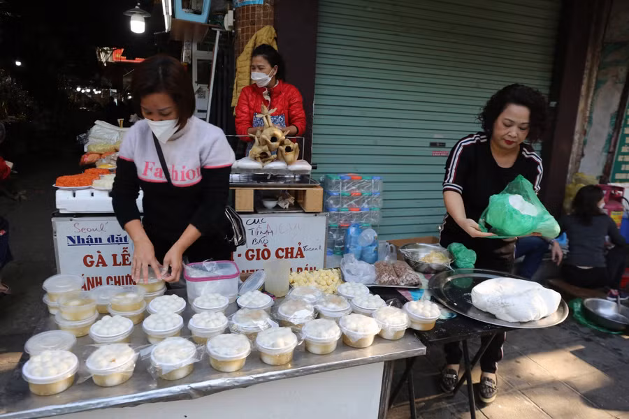Tại nhiều điểm khác trên các con phố tại Hà Nội, rất nhiều cửa hàng bán bánh trôi, bánh chay trong ngày hôm nay.