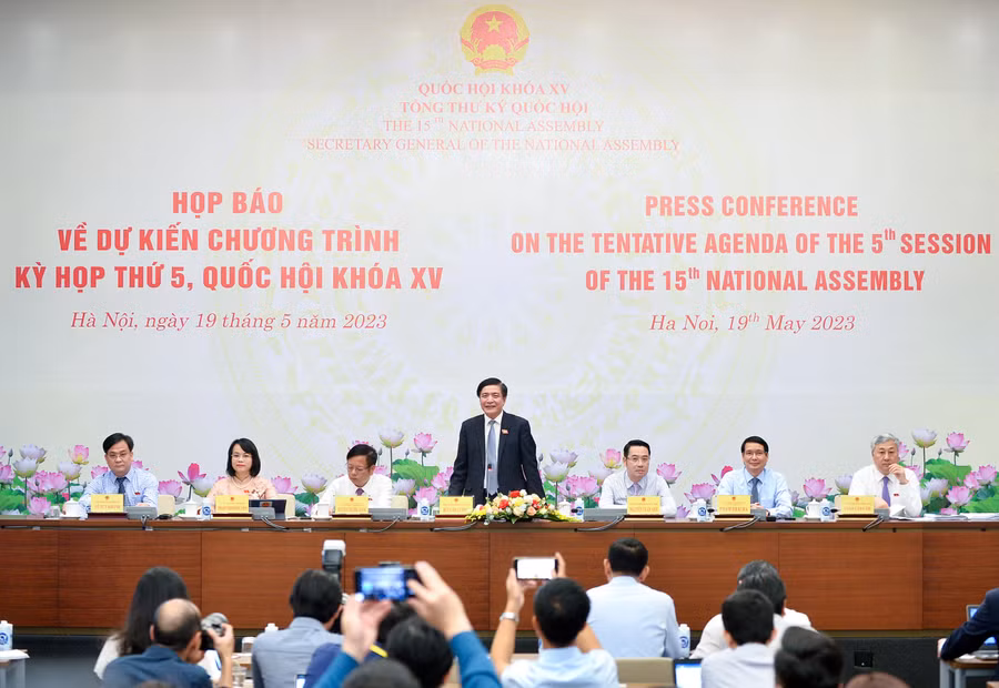 Tổng Thư ký Quốc hội, Chủ nhiệm Văn phòng Quốc hội Bùi Văn Cường chủ trì buổi họp báo.