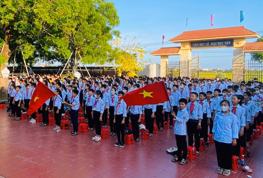 Niềm vui của học sinh trong lễ khai giảng ở Trường chuẩn Quốc gia mức độ II, xã nông thôn mới nâng cao Hải Xuân.