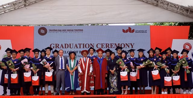 Lãnh đạo FTU và đối tác trao thưởng cho tân cử nhân