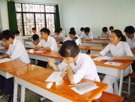 (Ảnh ghi từ kỳ thi tốt nghiệp THPT 2010) (Ảnh ghi từ kỳ thi tốt nghiệp THPT 2010)