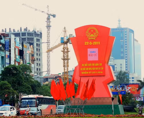 Cuộc bầu cử ĐB Quốc hội khóa XIII và ĐB HĐND các cấp nhiệm kì 2011-2016 diễn ra trong bối cảnh đất nước ta gặt hái nhiều thành tựu kinh tế- xã hội... Biểu tượng cổ động cho ngày bầu cử 22/5 trên đường Trần Duy Hưng. Ảnh, gdtd.vn