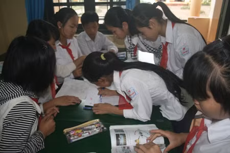 HS trong nhóm say mê thiết kế BĐTD sau khi được tiếp thu bài giảng. HS trong nhóm say mê thiết kế BĐTD sau khi được tiếp thu bài giảng.