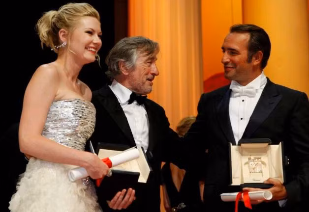 Chủ tịch ban giám khảo Robert De Niro, trung tâm, nói chuyện với Nữ diễn viên xuất sắc nhất nhận Kirsten Dunst, trái, và xuất sắc nhất Nam diễn viên Jean Dujardin người nhận, phải, trong lễ trao giải tại Liên hoan phim quốc tế 64, tại Cannes, Read more: http://www.timesunion.com/default/article/Malick-s-Tree-of-Life-wins-top-Cannes-fest-honor-1390966.php#ixzz1NEiBxvzj