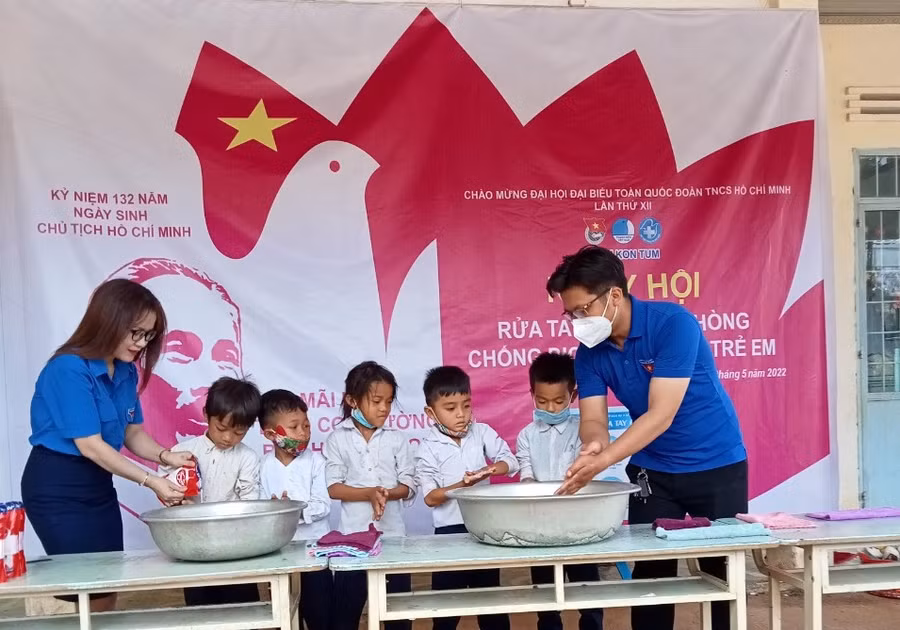 Hơn 200 em học sinh trường Tiểu học, trường Mầm non xã Đăk Ui được hướng dẫn rửa tay bằng xà phòng.