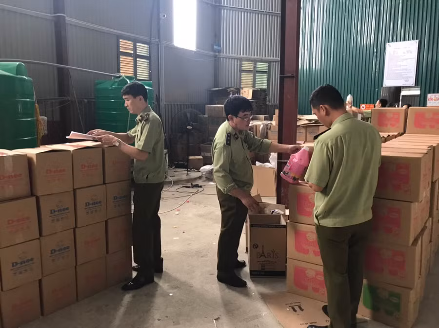 Lực lượng chức năng tiến hành kiểm tra các can nước giặt giả mạo nhãn hiệu D-nee, Comfort