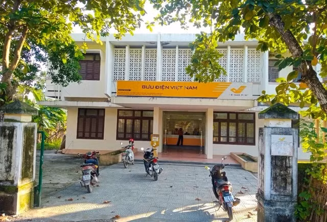 Người dân phản ánh nhân viên bưu điện tại huyện Tuyên Hóa bớt xén tiền trợ cấp của người nghèo.