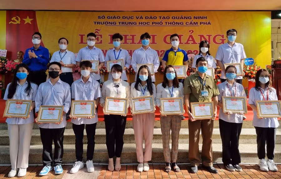 Từ dạy chữ, rèn người tốt, học sinh Trường THPT Cẩm Phả đã đạt nhiều thành tích cao trong học tập. (ảnh trong bài chụp thời điểm chưa giãn cách)