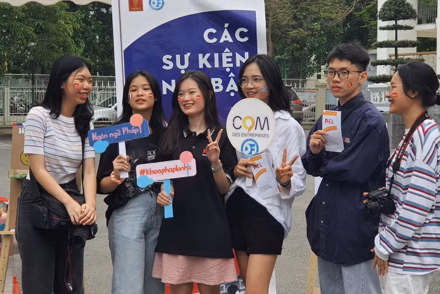 Rộn ràng và háo hức đến với ngày hội thông tin tuyển sinh 2022 của Trường ĐH Hà Nội