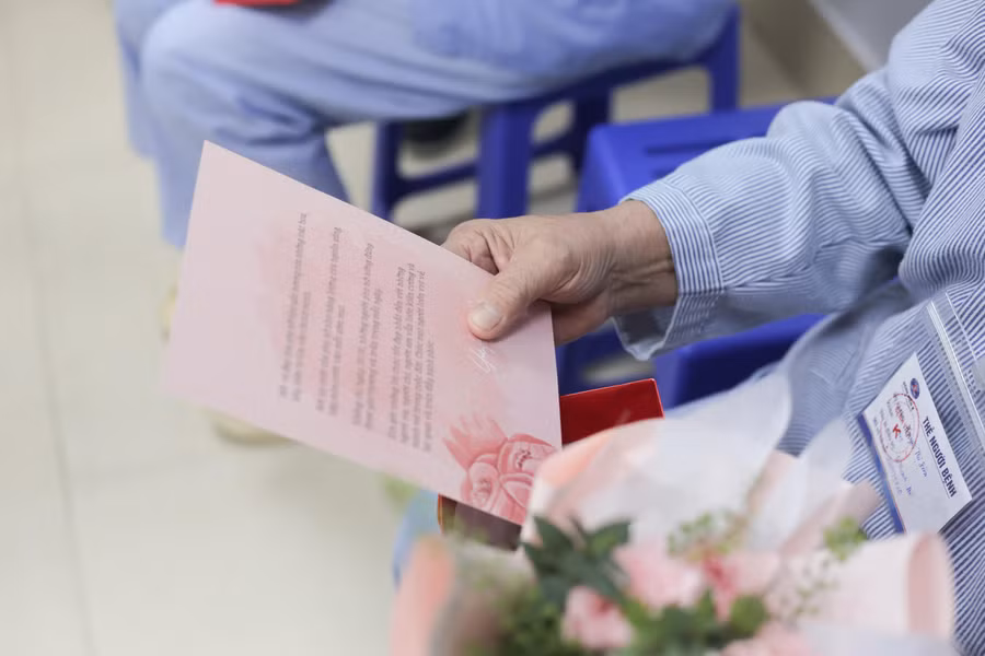 Khi trải qua quá trình xạ trị, hóa trị... những nữ bệnh nhân trở nên tự ti hơn về ngoại hình. Khi trải qua quá trình xạ trị, hóa trị... những nữ bệnh nhân trở nên tự ti hơn về ngoại hình.