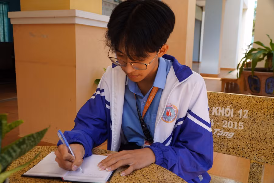 Học sinh lớp chuyên Toán, nhưng Tuấn Anh xuất sắc đạt giải nhất môn Văn quốc gia.