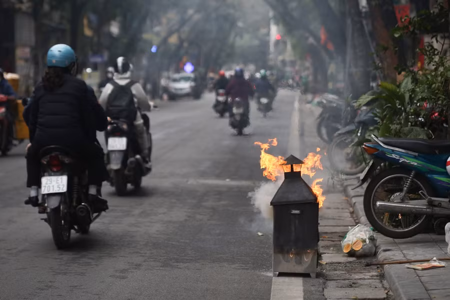 Người dân thả cá chép, thả luôn bát hương xuống hồ ngày ông Công ông Táo ảnh 11