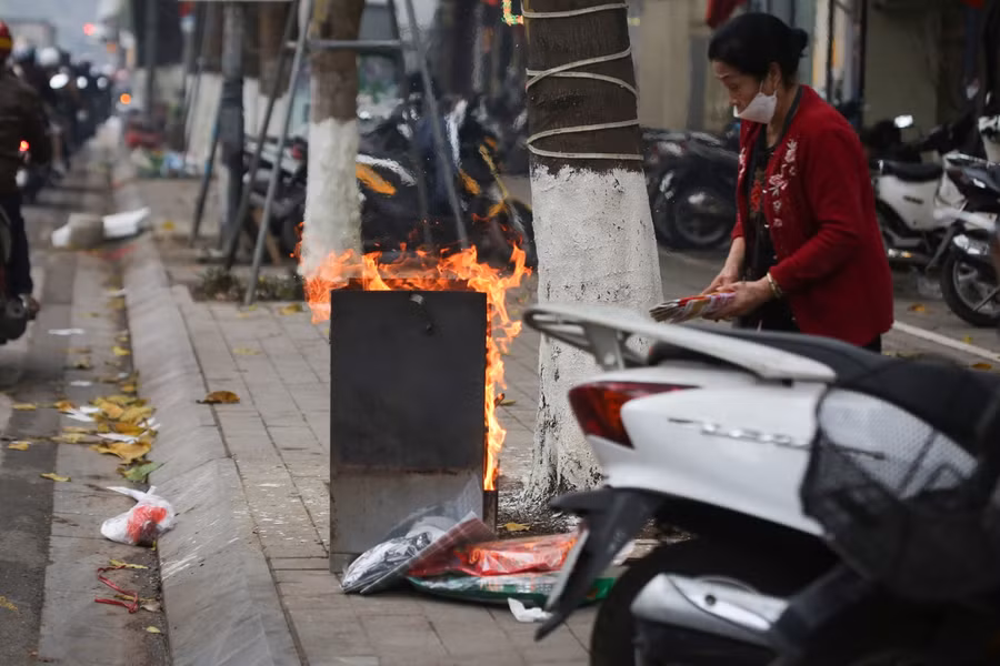 Cùng với đó trong nhiều tuyến phố tại Hà Nội, người dân mang vàng mã ra sát lề đường để hóa.