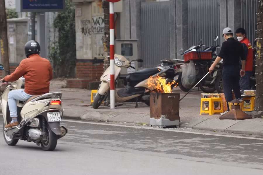 Tại nhiều tuyến phố, người dân cho cả xuống lòng đường để đốt.