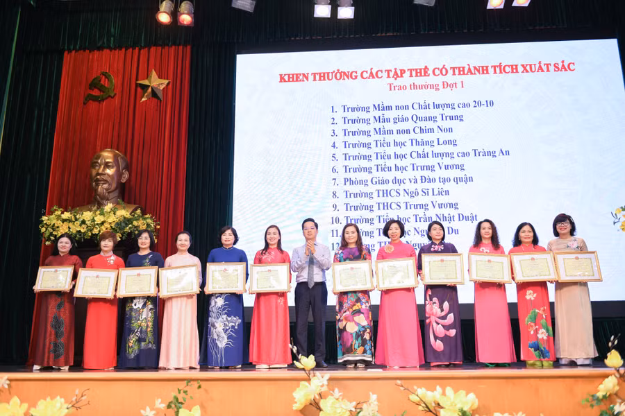 Ông Vũ Đăng Định trao bằng khen cho các tập thể có thành tích xuất sắc trong năm học vừa qua.
