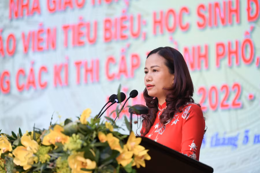Trưởng phòng Giáo dục quận Hoàn Kiếm Vương Hương Giang phát biểu tại lễ tuyên dương.