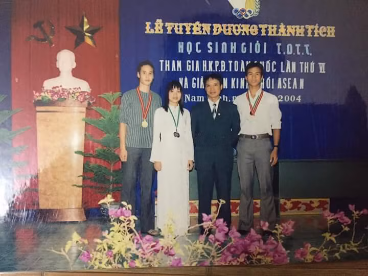 Thầy Tuấn và học sinh giành huy chương tại giải Điền kinh học sinh Đông Nam Á năm 2004 tại Malaysia năm 2004