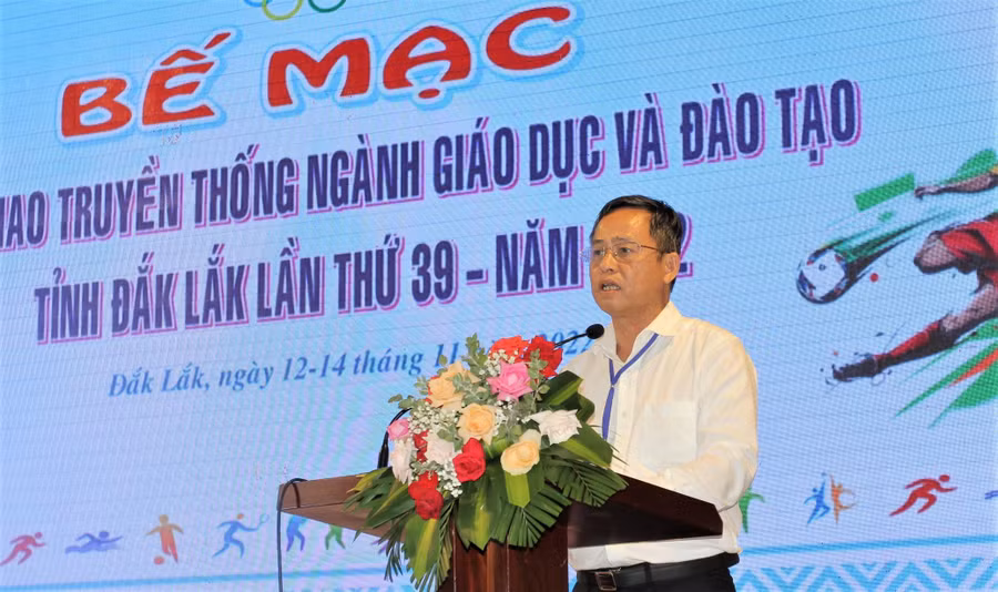 Phó Giám đốc Sở GD&amp;ĐT Đỗ Tường Hiệp thay mặt Ban tổ chức đánh giá tổng kết Hội thao.