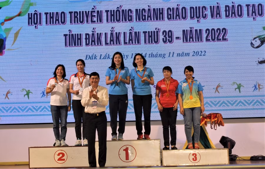 Giám đốc Sở GD&amp;ĐT Phạm Đăng Khoa trao Huy chương cho các vận động viên xuất sắc tại Hội thao.