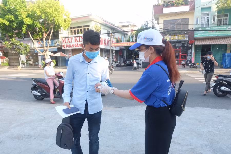 Các thí sinh tại Hội đồng thi THPT Nguyễn Hiền ( TP Đà Nẵng).