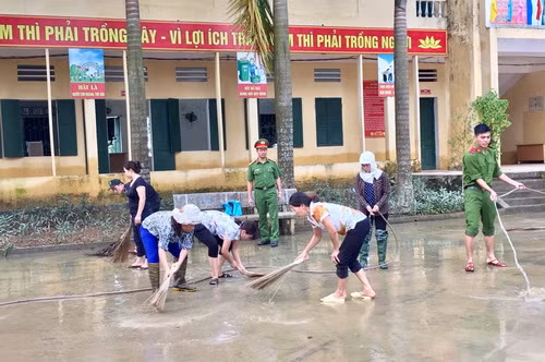 Nước đã bắt đầu rút hết từ hôm 20/10, trường học đã không bị ngập úng. Công an, giáo viên, phụ huynh được huy động đến để vệ sinh trường lớp.