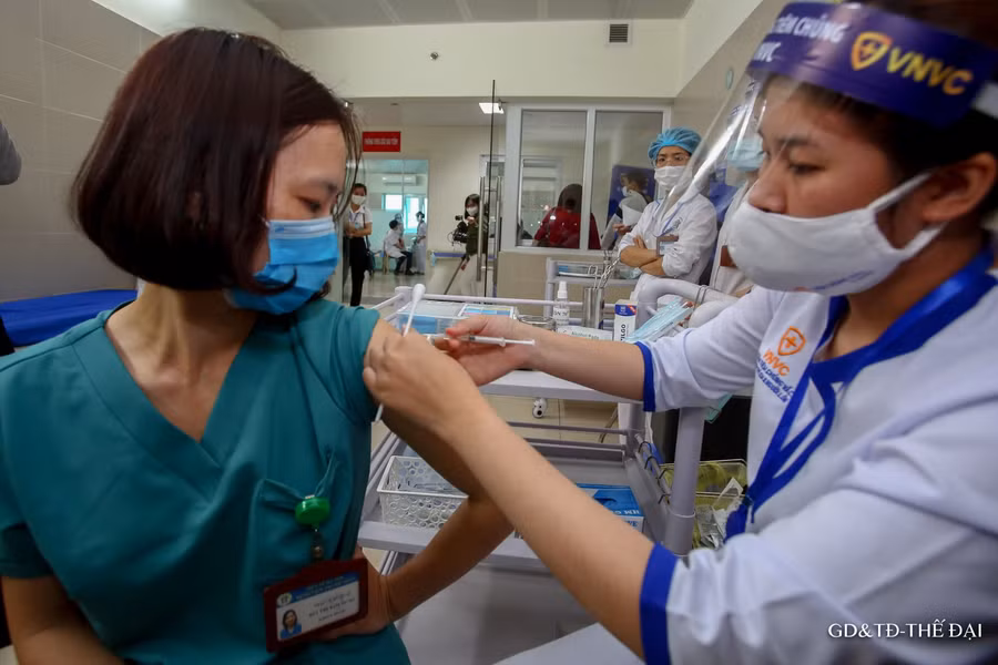 Nhân viên y tế BV Thanh Nhàn: "Rất tin tưởng vào độ an toàn của vắc xin Covid-19" ảnh 9