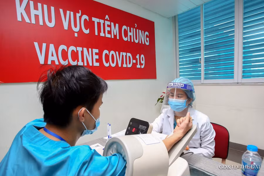 Được biết: Bộ Y tế phân bổ cho Hà Nội 8.000 liều vắc xin ngừa Covid-19 của AstraZeneca trong tổng số 117.600 liều vắc xin về Việt Nam đợt đầu.