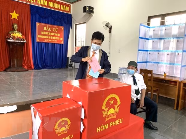Cử tri bỏ phiếu tại điểm khu vực thị trấn Gia Ray, huyện Xuân Lộc, tỉnh Đồng Nai. (Ảnh : TTXVN)