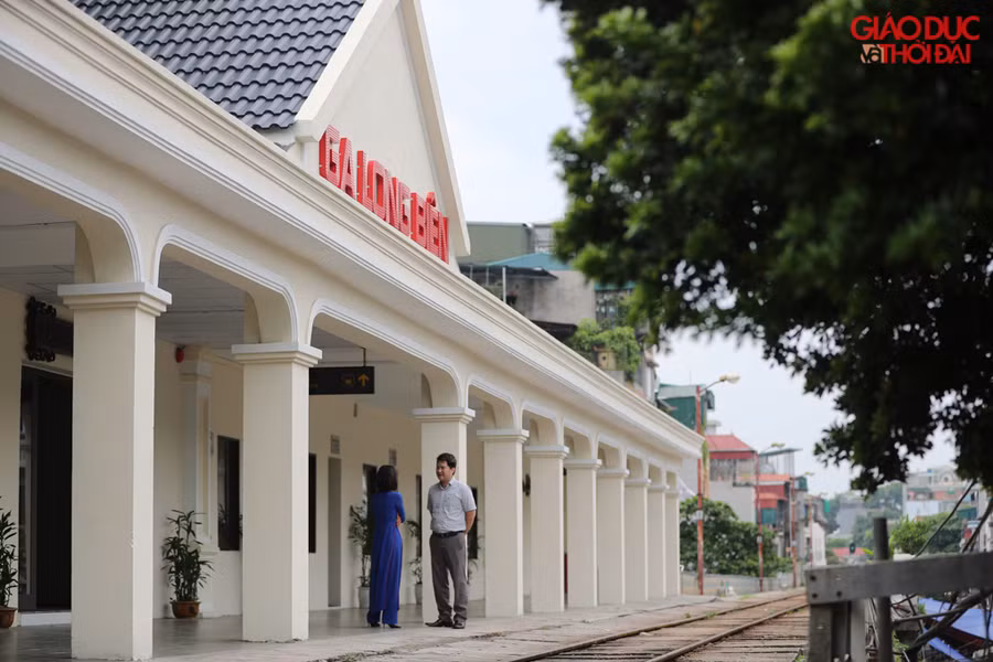 Bên ngoài sảnh đón tàu, các cột trụ được thiết kế chắc chắn với nhiều ô cửa ra tàu nhằm phục vụ hành khách an toàn trước khi khởi hành và kết thúc hành trình.
