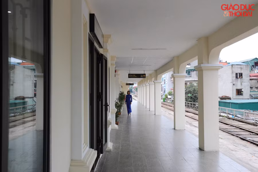 Ga long biên là một điểm tham quan du lịch nổi tiếng ở Thủ đô, do địa hình đẹp nên kiến trúc cũng như đường vào ga dành cho khách rất độc đáo.