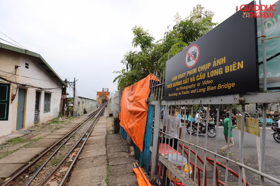 Cùng với đó, ban quảng lý đã gắn thêm biển cấm chụp ảnh để đảm bảo an toàn cho người dân, du khách.
