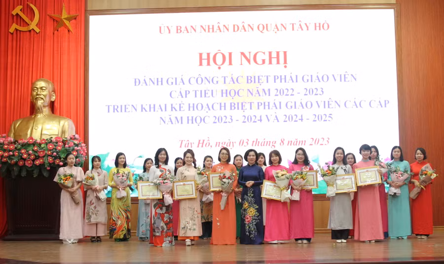 Cô giáo Phạm Thị Kim Nhung (thứ hai từ trái qua phải, hàng 1) và các giáo viên khác được vinh danh, khen thưởng vì đã hoàn thành xuất sắc nhiệm khi được cử đi biệt phái đến Trường tiểu học Xuân La.