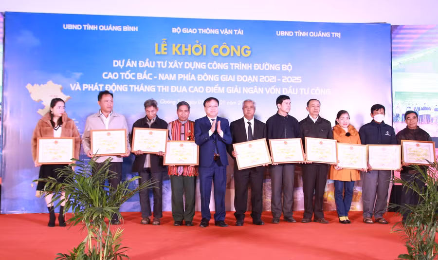 Lãnh đạo UBND tỉnh Quảng Trị tặng Bằng khen cho 25 hộ dân đồng thuận, sớm bàn giao mặt bằng phục vụ thi công cao tốc Bắc - Nam.