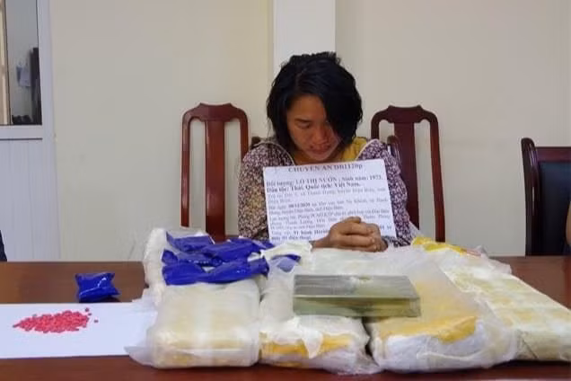 Đối tượng Lò Thị Nướn cùng tang vật của vụ án.