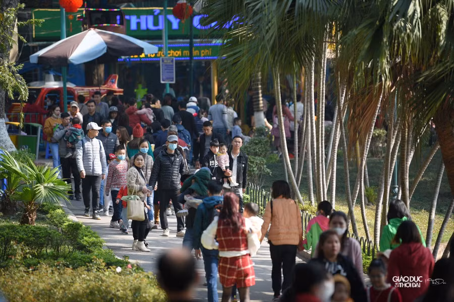 Tại Hà Nội có khá nhiều điểm vui chơi cho cả gia đình vào những dịp lễ tết, nhưng tại công viên Thủ Lệ vẫn là địa điểm được nhiều bậc phụ huynh lựa chọn cho con em mình đến chơi. Tại Hà Nội có khá nhiều điểm vui chơi cho cả gia đình vào những dịp lễ tết, nhưng tại công viên Thủ Lệ vẫn là địa điểm được nhiều bậc phụ huynh lựa chọn cho con em mình đến chơi.