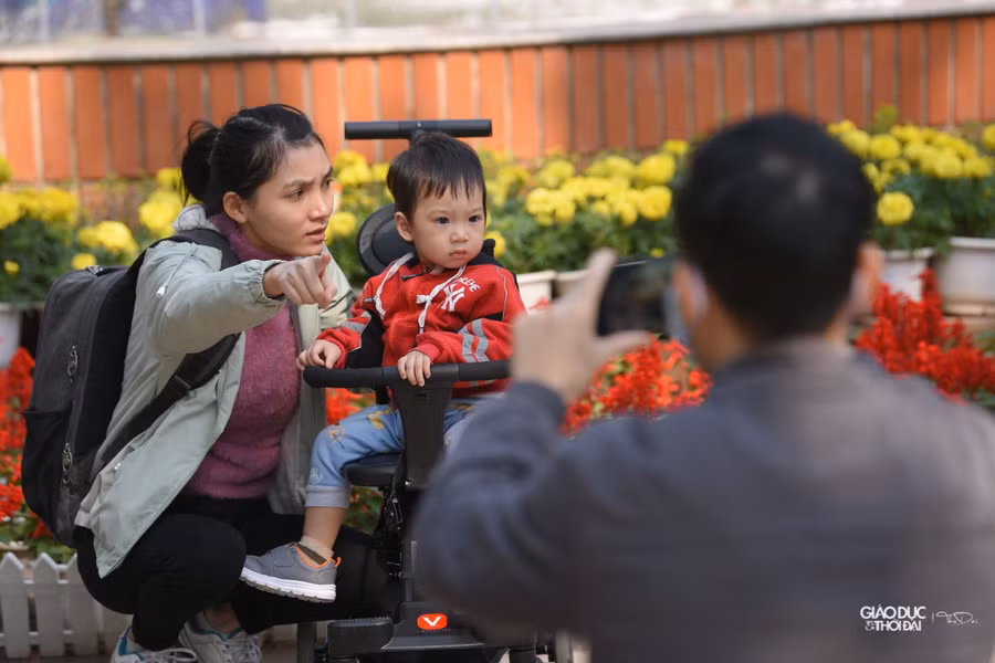 Các bạn nhỏ rất hào hứng khi đến nơi đây để tận mắt nhìn thấy những con vật mà bình thường chỉ được xem trên tivi. Các bạn nhỏ rất hào hứng khi đến nơi đây để tận mắt nhìn thấy những con vật mà bình thường chỉ được xem trên tivi.