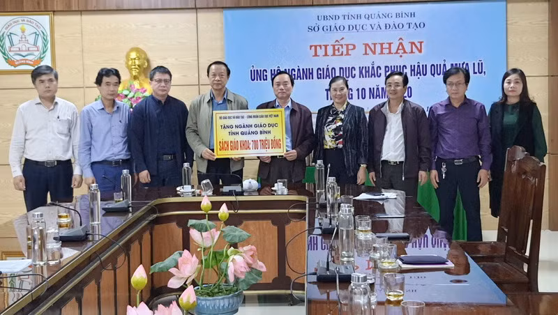 Thứ trưởng Phạm Ngọc Thưởng cùng đoàn công tác trao tặng quà hỗ trợ cho ngành Giáo dục tỉnh Quảng Bình